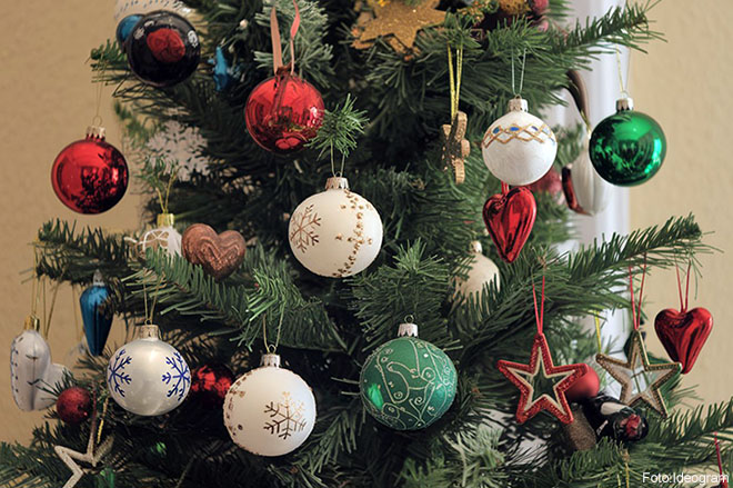 Christbaumkugeln in unterschiedlichen Farben und Größen